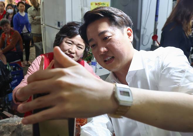 이준석 개혁신당 대선후보가 16일 충청남도 천안중앙시장을 방문, 상인과 셀카를 찍고 있다. [연합]