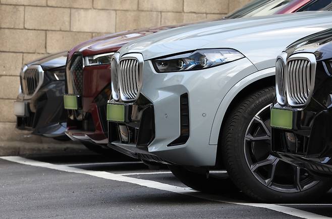 서울 시내 한 주차장에 주차된 연두색 번호판을 단 차량들.[연합]