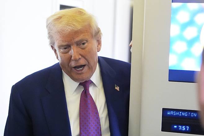 도널드 트럼프 미국 대통령이 15일(현지시간) 아랍에미리트 아부다비 국제공항에  도착하고 있다. [AP]