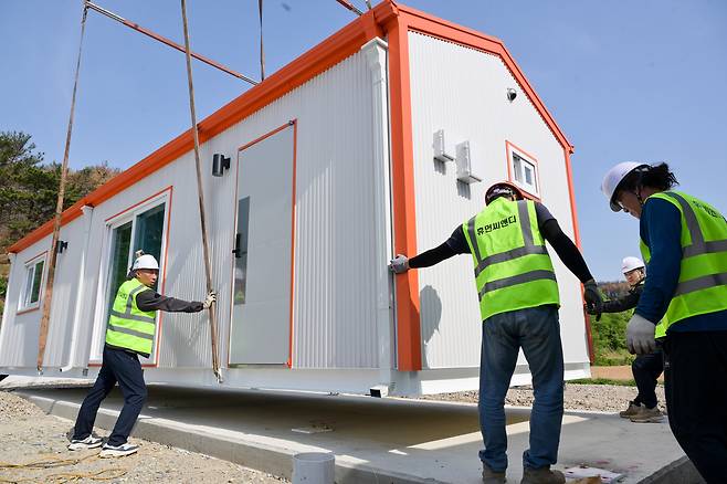 영덕읍 매정리 산불 이재민 임시 조립주택 설치 모습.[영덕군 제공]