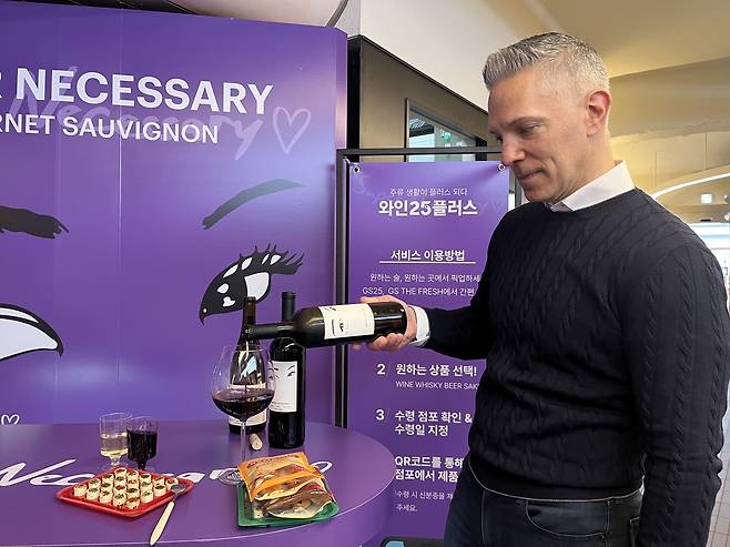 마스터 소믈리에 데니스 켈리가 16일 서울 성동구 성수동 ‘도어 투 성수’에서 헤럴드경제와 인터뷰하고 있다. [GS리테일 제공]