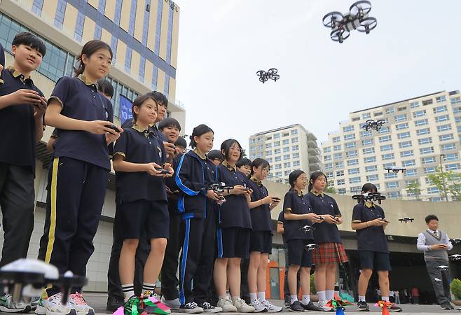 지난 14일 서울 강서구 마곡동 코엑스 마곡에서 열린 드론산업 얼라이언스 창립총회에서 학생들이 드론비행 체험을 하고 있다. [연합]