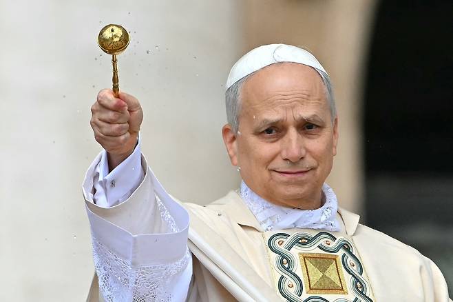 레오 14세 교황이 18일(현지시간) 바티칸 성 베드로 광장에서 열린 즉위 미사를 통해 교황직 시작을 알렸다. [AFP]