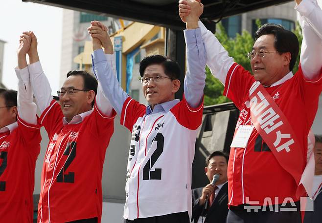 [밀양=뉴시스] 고승민 기자 = 김문수 국민의힘 대선 후보가 14일 경남 밀양 내일동 밀양관아 앞을 찾아 유세를 하고 있다. 2025.05.14. kkssmm99@newsis.com