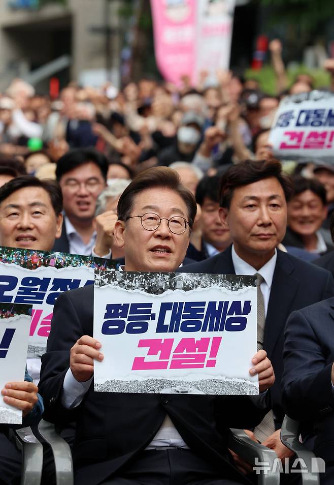 [광주=뉴시스] 이영주 기자 = 5·18 민주화운동 45주년을 하루 앞둔 17일 오후 광주 동구 금남로 일대에서 열린 전야행사에서  이재명 더불어민주당 대선 후보가 대동세상 실현을 촉구하고 있다. leeyj2578@newsis.com