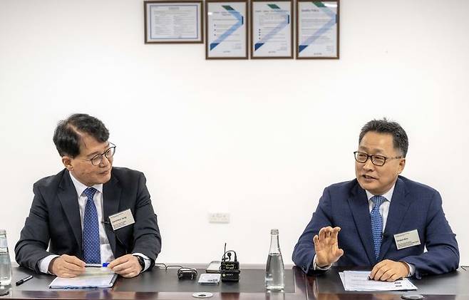 [제다(사우디아라비아)=뉴시스] 지난 14일(현지시간) 사우디아라비아 제다 인근 킹 압둘라 경제도시(KAEC)에서 열린 현대차의 중동 첫 생산기지(HMMME) 착공식 현장에서 김언수 현대차 인도·아중동대권역장(부사장)과 정준철 제조부문장(부사장)이 이번 공장의 의미와 향후 계획 등에 관해 설명하고 있다. (사진=현대차 제공) 2025.05.18 photo@newsis.com *재판매 및 DB 금지