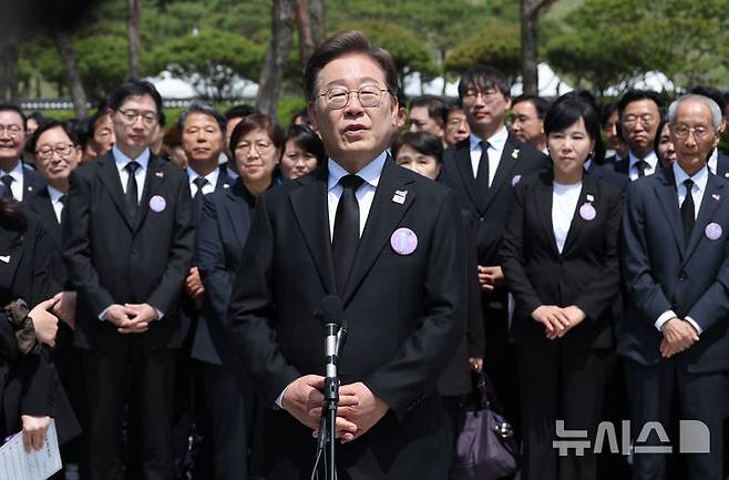 [광주=뉴시스] 조성우 기자 = 이재명 더불어민주당 대선후보가 18일 광주 북구 운정동 국립5·18민주묘지에서 열린 제45주년 5·18민주화운동 기념식에 참석한 후 백브리핑을 하고 있다. 2025.05.18. xconfind@newsis.com
