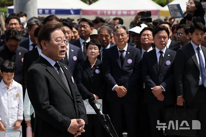 [광주=뉴시스] 조성우 기자 = 이재명 더불어민주당 대선후보가 18일 광주 북구 운정동 국립5·18민주묘지에서 열린 제45주년 5·18민주화운동 기념식에 참석한 후 백브리핑을 하고 있다. 2025.05.18. xconfind@newsis.com