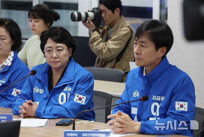 [서울=뉴시스] 고승민 기자 = 민주당 선거운동복을 입은 김선민 조국혁신당 대표 직무대행과 한창민 사회민주당 대표가 지난 16일 서울 여의도 더불어민주당사에서 열린 중앙선거대책위원회의에서 참석자들의 발언을 경청하고 있다. 2025.05.16. kkssmm99@newsis.com