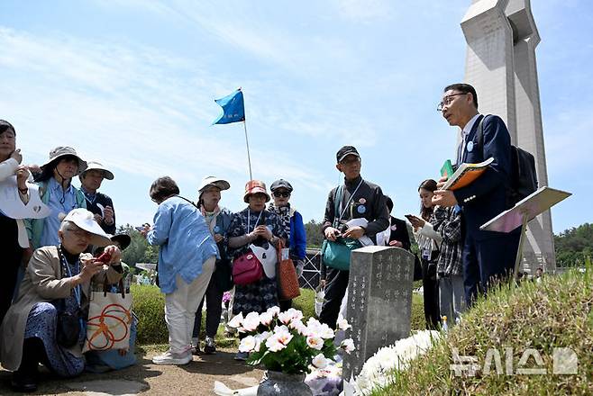 [광주=뉴시스] 김혜인 기자 = 광주5·18민주화운동 45주년 기념식이 열린 18일 오전 광주 북구 운정동 국립 5·18민주묘지에서 한국현대사연구회 소속 일본인들이 문재학 열사의 묘소를 찾아 참배하고 있다. 2025.05.18. hyein0342@newsis.com