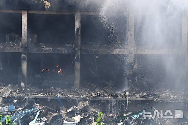 [광주=뉴시스] 박기웅 기자 = 18일 오전 광주 광산구 소촌동 금호타이어 광주공장 화재 현장에서 소방 당국이 이틀째 진화 작업을 벌이고 있다. 당국은 이날 일몰 전까지 95% 상당 진화가 이뤄질 것으로 내다보고 있다. 2025.05.18. pboxer@newsis.com