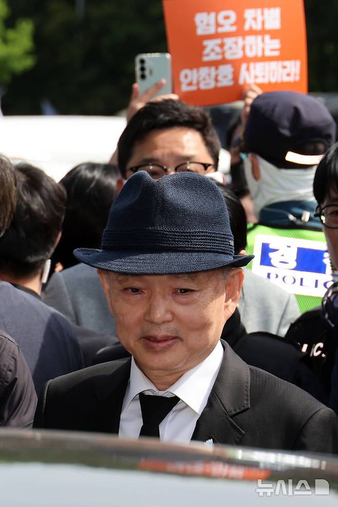 [광주=뉴시스] 조성우 기자 = 안창호 국가인권위원장이 17일 광주 북구 운정동 국립5·18민주묘지에서 열린 제45주년 5·18민주화운동 기념식에 참석하던 중 시민단체의 항의에 발길을 되돌리고 있다. 2025.05.18. xconfind@newsis.com