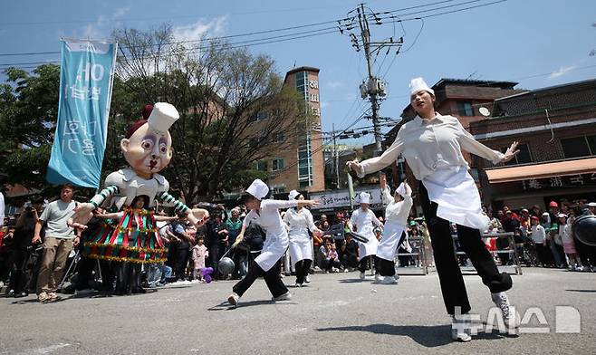 [서울=뉴시스] 김금보 기자 = 18일 서울 성북구 성북동 주민센터 건너편 성북로 일대에서 열린 '제 17회 성북세계음식축제 누리마실'에서 서커스 퍼포먼스 퍼레이드 공연이 펼쳐지고 있다. 2025.05.18. kgb@newsis.com