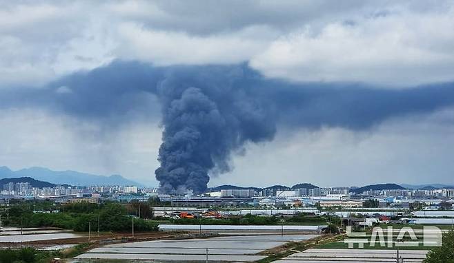 [광주=뉴시스] 박기웅 기자 = 17일 오후 전남 나주시 산포면 한 주택에서 금호타이어 광주공장 화재로 인한 검은 연기가 보이고 있다. 이날 오전 7시11분께 발생한 화재가 11시간 넘게 이어지면서 분진 피해 등 공장 일대 2차 피해가 발생하고 있다. (사진 = 독자 제공) 2025.05.17. photor@newsis.com