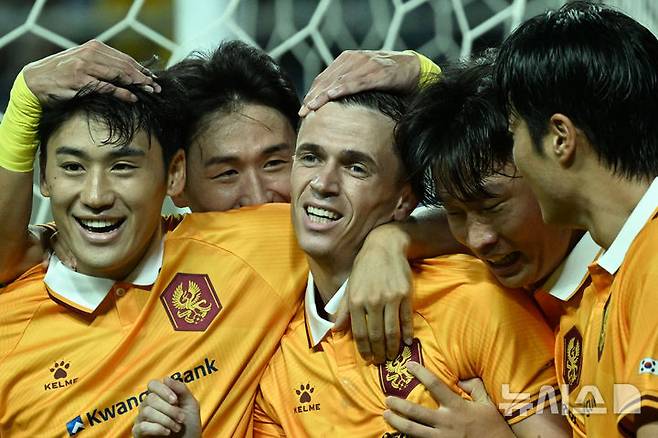 [광주=뉴시스] 이영주 기자 = 17일 오후 광주 서구 광주월드컵경기장에서 열린 AFC 챔피언스리그 엘리트 광주FC와 요코하마FM의 경기, 전반 2분 야시르의 골로 광주FC가 선취점을 기록한 가운데 야시르와 동료들이 기뻐하고 있다. 2024.09.17. leeyj2578@newsis.com