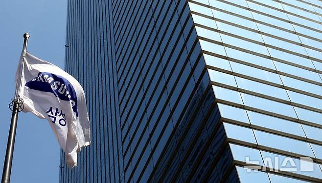 [서울=뉴시스] 박주성 기자 = 지난달 30일 서울 서초구 삼성전자 서초사옥의 깃발이 바람에 날리고 있다. 2025.04.30. park7691@newsis.com