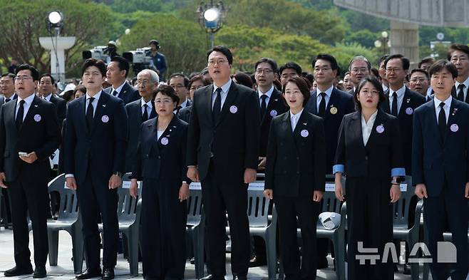 [광주=뉴시스] 고범준 기자 = 박찬대(왼쪽부터) 더불어민주당 대표 직무대행 겸 원내대표, 김용태 국민의힘 비상대책위원장 등 참석자들이 18일 광주 북구 국립5·18민주묘지에서 열린 제45주년 5·18민주화운동 기념식에 참석하고 있다. (대통령실통신사진기자단) 2025.05.18. bjko@newsis.com