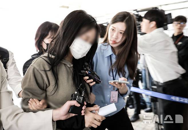 [서울=뉴시스] 정병혁 기자 = 잉글랜드 프로축구 프리미어리그 토트넘 홋스퍼 주장 손흥민을 상대로 허위 임신을 주장하며 금품을 요구한 혐의를 받는 20대 여성 양 모 씨가 17일 서울 서초구 서울중앙지방법원에서 열린 영장실질심사에 출석하고 있다. 2025.05.17. jhope@newsis.com