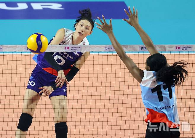 [인천=뉴시스] 이영환 기자 = 18일 오후 인천 부평구 삼산월드체육관에서 열린 KYK 인비테이셔널 2025 여자배구 세계 올스타전 팀 스타와 팀 월드의 경기 2세트, 팀 스타 감독 겸 선수 김연경이 팀 월드 치아카 오그보구의 수비를 피해 공격을 하고 있다. 2025.05.18. 20hwan@newsis.com