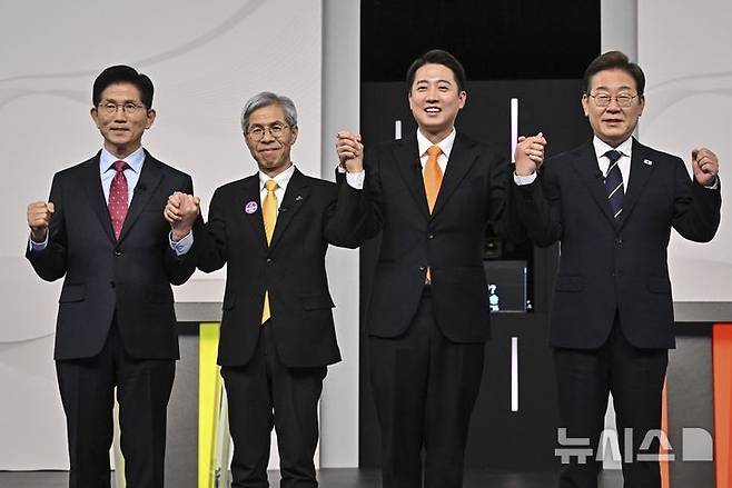 [서울=뉴시스] 국회사진기자단 = 18일 서울 마포구 SBS프리즘타워에서 열린 중앙선거방송토론위원회 주관 제21대 대통령선거 후보자 토론회에서 각 정당 대선 후보들이 선전을 다짐하고 있다. 왼쪽부터 국민의힘 김문수, 민주노동당 권영국, 개혁신당 이준석, 더불어민주당 이재명 대선후보. 2025.05.18. photo@newsis.com