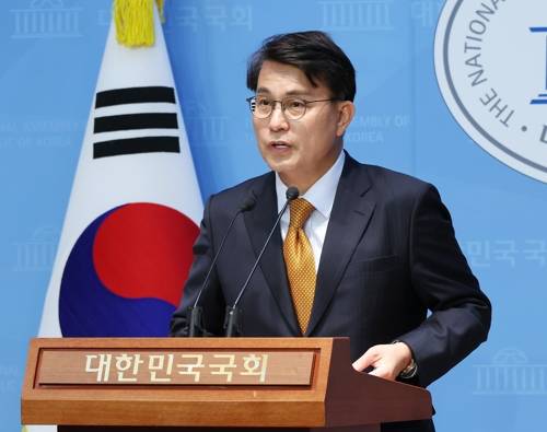 현안관련 회견하는 윤상현 의원 현안관련 회견하는 윤상현 의원 (서울=연합뉴스) 김주형 기자 = 국민의힘 윤상현 의원이 18일 서울 여의도 국회 소통관에서 현안과 관련해 회견하고 있다. 2025.5.18 kjhpress@yna.co.kr (끝) <저작권자(c) 연합뉴스, 무단 전재-재배포, AI 학습 및 활용 금지>