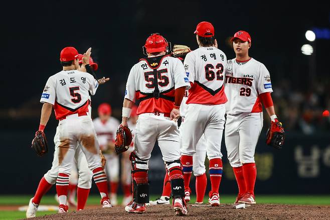 17일 두산과 홈 경기에서 승리한 KIA 선수들이 하이파이브하는 모습. KIA