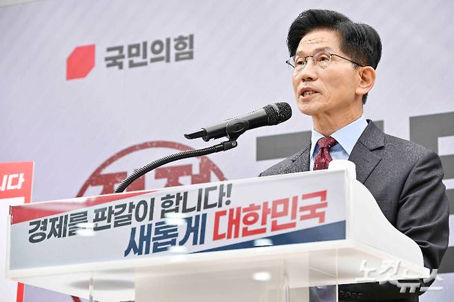 김문수 국민의힘 대선후보가 18일 서울 여의도 국민의힘 중앙당사에서 경제를 판갈이 합니다! 새롭게 대한민국 경제 공약 발표를 하고 있다. 박종민 기자