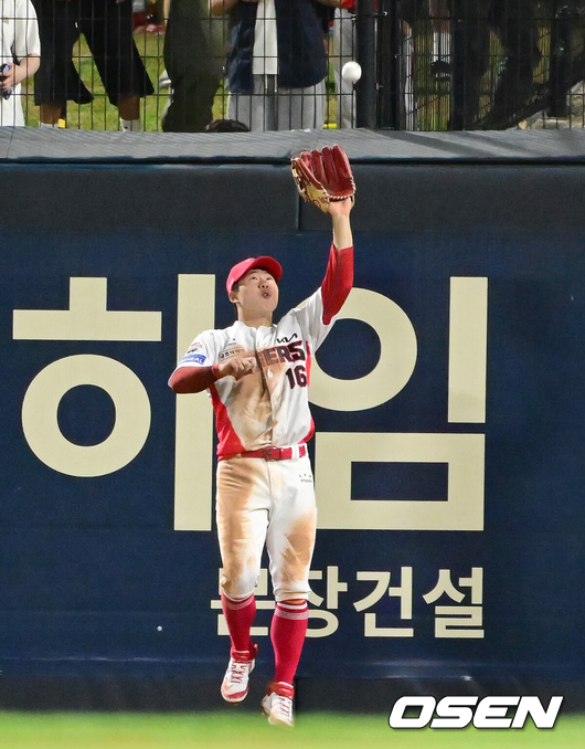 [OSEN=광주, 김성락 기자] 15일 오후 광주 북구 기아챔피언스필드에서 ‘2025 신한 SOL Bank KBO리그’ KIA 타이거즈와 롯데 자이언츠의 경기가 열렸다.KIA는 선발투수로 올러, 롯데는 나균안을 내세웠다.9회초 1사 KIA 우익수 최원준이 롯데 정훈의 외야플라이 타구를 잡아내고 있다. 2025.05.15 / ksl0919@osen.co.kr