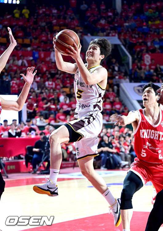 [OSEN=잠실학생체, 최규한 기자] 17일 오후 서울 잠실학생체육관에서 ‘2024-2025 KCC 프로농구’ 챔피언결정 7차전 서울 SK와 창원 LG의 경기가 열렸다.챔프 6차전까지 양 팀은 3승 3패로 팽팽하게 맞섰다. SK는 사상 첫 챔프전 리버스 스윕으로 통합 우승을, LG는 창단 첫 챔프전 우승을 노린다.2쿼터, LG 양준석이 슛을 시도하고 있다. 2025.05.17 / dreamer@osen.co.kr