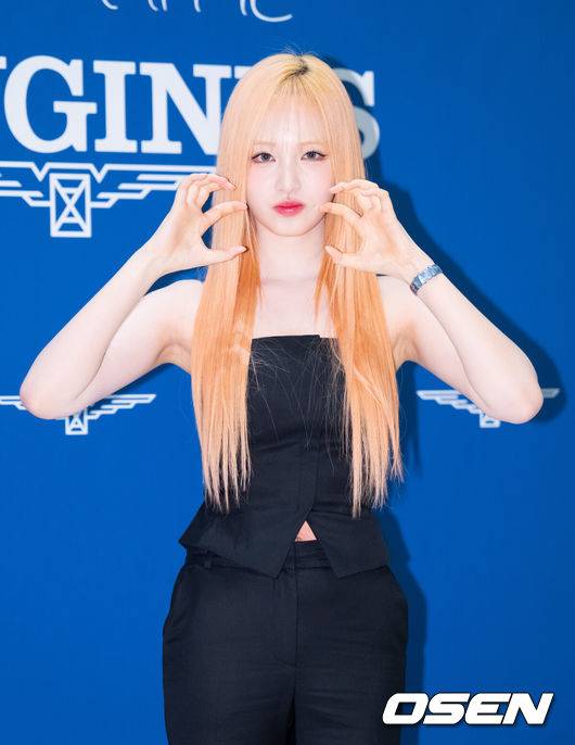 [OSEN=김성락 기자] 20일 오전 경기 성남시 현대백화점 판교점에서 한 스위스 럭셔리 워치 브랜드의 부티크 리뉴얼 오픈 기념 포토월 행사가 열렸다. 이날 행사에는 배우 강하늘, 아이브 레이-리즈가 참석했다.  아이브 리즈가 포즈를 취하고 있다. 2025.02.20 / ksl0919@osen.co.kr