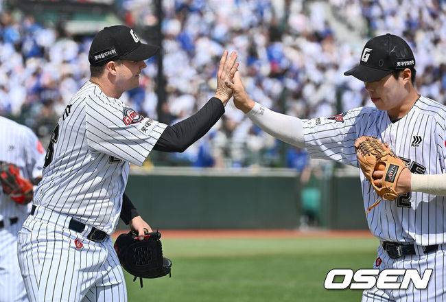 [OSEN=부산, 이석우 기자] 18일 부산 사직야구장에서 2025 신한 SOL 뱅크 KBO 리그 롯데 자이언츠와 삼성 라이온즈의 경기가 열렸다. 홈팀 롯데는 데이비슨, 방문팀 삼성은 이승현이 선발 출전했다.롯데 자이언츠 선발 투수 데이비슨이 4회초 2사 1,2루 삼성 라이온즈 이재현을 3루수 땅볼로 잡고 고승민과 하이파이브를 하고 있다. 2025.05.18 / foto0307@osen.co.kr
