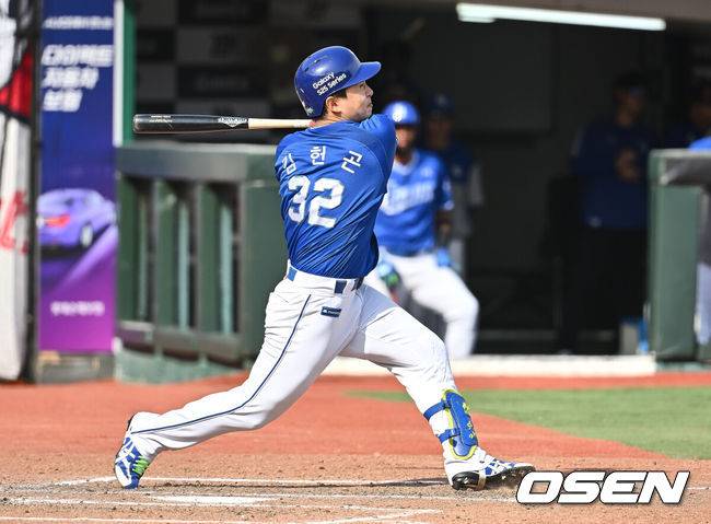 [OSEN=부산, 이석우 기자] 18일 부산 사직야구장에서 2025 신한 SOL 뱅크 KBO 리그 롯데 자이언츠와 삼성 라이온즈의 경기가 열렸다. 홈팀 롯데는 데이비슨, 방문팀 삼성은 이승현이 선발 출전했다.삼성 라이온즈 김헌곤이 7회초 1사 1루 좌익수 왼쪽 뒤 1타점 2루타를 치고 있다. 2025.05.18 / foto0307@osen.co.kr