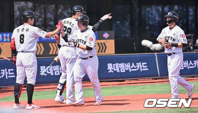 [OSEN=부산, 이석우 기자] 18일 부산 사직야구장에서 2025 신한 SOL 뱅크 KBO 리그 롯데 자이언츠와 삼성 라이온즈의 경기가 열렸다. 홈팀 롯데는 데이비슨, 방문팀 삼성은 이승현이 선발 출전했다.롯데 자이언츠 정보근과 김민성이 3회말 1사 2,3루 고승민의 중견수 앞 2타점 안타때 득점을 올리고 하이파이브를 하고 있다. 2025.05.18 / foto0307@osen.co.kr