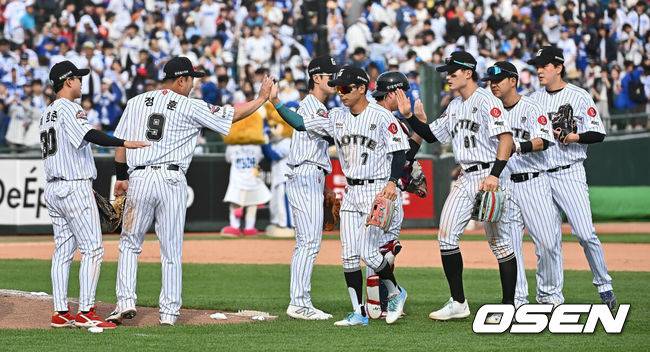 [OSEN=부산, 이석우 기자] 18일 부산 사직야구장에서 2025 신한 SOL 뱅크 KBO 리그 롯데 자이언츠와 삼성 라이온즈의 경기가 열렸다. 홈팀 롯데는 데이비슨, 방문팀 삼성은 이승현이 선발 출전했다.롯데 자이언츠 선수들이 삼성 라이온즈에 6-3으로 승리한 후 기쁨을 나누고 있다. 2025.05.18 / foto0307@osen.co.kr