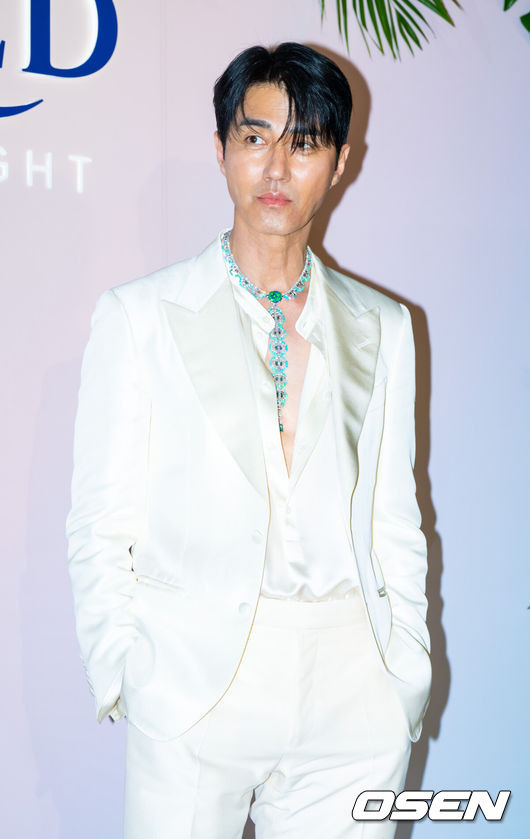 [OSEN=박준형 기자] 13일 오후 조선 팰리스 서울 강남에서 2025 무슈 프레드 아이디얼 라이트 하이주얼리 이벤트 셀럽 포토콜 행사가 진행됐다.이날 행사에는 BTS 진 (브랜드 앰배서더)과 김혜수, 차승원, 이성경, 박세리, 오상욱이 참석했다.차승원이 포즈를 취하고 있다.   2025.03.13   / soul1014@osen.co.kr