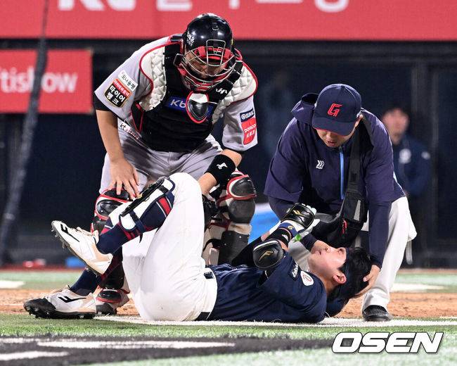 [OSEN=수원, 이대선 기자] 11일 오후 수원 KT위즈파크에서 2025 신한 SOL Bank KBO리그 KT 위즈와 롯데 자이언츠의 더블헤더 2차전 경기가 열렸다.KT는 오원석, 롯데는 이민석을 선발 투수로 내세웠다.8회초 무사에서 롯데 손성빈이 KT 손동현의 공에 머리를 맞고 고통스러워하고 있다. 2025.05.11 /sunday@osen.co.kr