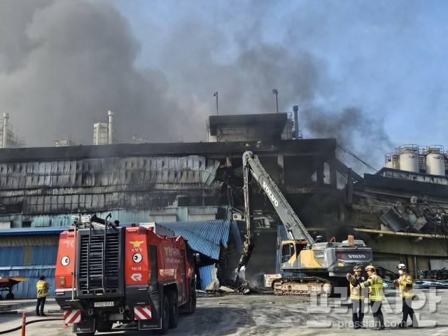 ▲18일 광주 광산구 금호타이어 공장에서 소방당국이 중장비를 동원해 벽체를 제거하고 있다.2025.05.18ⓒ프레시안(김보현)
