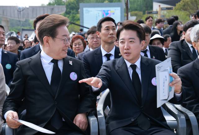 ▲더불어민주당 이재명 대선후보와 개혁신당 이준석 대통령 후보가 18일 광주광역시 북구 국립 5·18민주묘지에서 열린 5·18민주화운동 45주년 기념식에서 대화하고 있다. 2025.5.18ⓒ연합뉴스