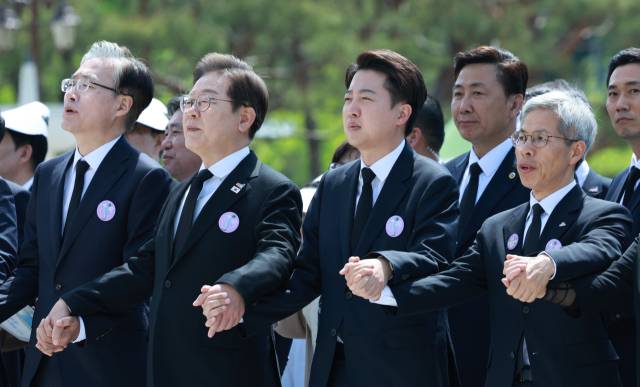 ▲더불어민주당 이재명, 개혁신당 이준석, 민주노동당 권영국 대선 후보 등이 18일 광주광역시 북구 국립 5·18민주묘지에서 열린 5·18민주화운동 45주년 기념식에서 '임을 위한 행진곡'을 제창하고 있다. 2025.5.18ⓒ연합뉴스