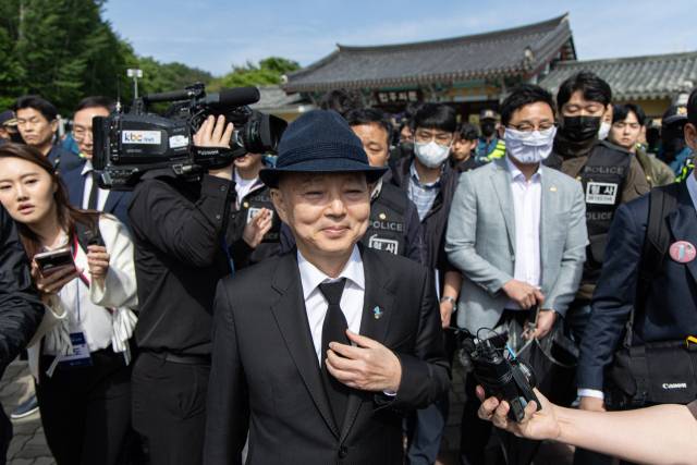 ▲안창호 국가인권위원장이 5·18기념식 참석을 위해 18일 광주 북구 운정동 국립5·18민주묘지에 찾았지만 시민들의 항의에 발걸음을 돌렸다ⓒ연합뉴스