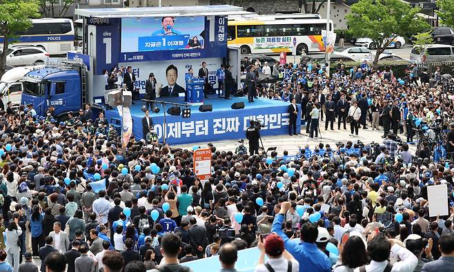 더불어민주당 이재명 대선후보가 17일 광주광역시 서구 김대중컨벤션센터 광장에서 열린 집중 유세에서 지지를 호소하는 연설을 하고 있다. 연합뉴스