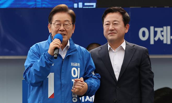 더불어민주당 이재명 대선후보가 17일 광주광역시 서구 김대중컨벤션센터 광장에서 열린 집중 유세에서 이 후보 지지를 선언한 김용남 전 의원을 소개하고 있다. 연합뉴스