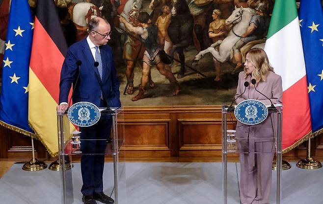 17일(현지시간) 로마에서 정상회담을 마친&nbsp;프리드리히 메르츠 독일 총리(왼쪽)와&nbsp;조르자 멜로니 이탈리아 총리가 공동 기자회견을 하고 있다. 이날 메르츠는 러시아·우크라이나 전쟁 종식 등 현안 해결을 위한 유럽의 노력에서 이탈리아가 의도적으로 배제되고 있다는 의구심을&nbsp;불식하는 데 집중했다. AP연합뉴스