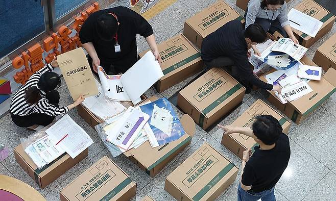 16일 대구 서구 대구광역시선거관리위원회에서 선관위 관계자들이 제21대 대통령선거 투표소 물품 세트를 점검하고 있다. 연합뉴스