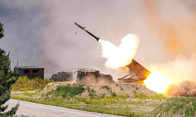 해병대 소속 천무 다연장로켓이 가상 표적을 향해&nbsp;로켓탄을 발사하고 있다. 세계일보 자료사진