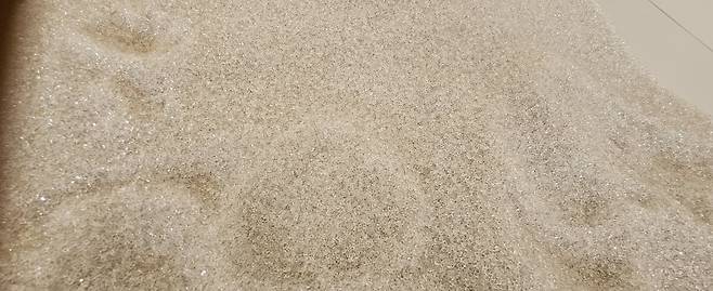 병원에서 실제 사용된 후 폐기된 의료복을 모아, 폴리에스터 성분을 화학적으로 분해한 모습. 박윤희 기자