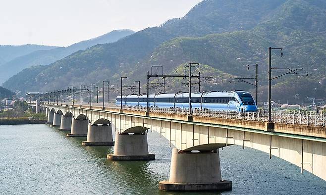 강을 가로지르며 힘차게 달리고 있는 고속열차. 코레일 제공