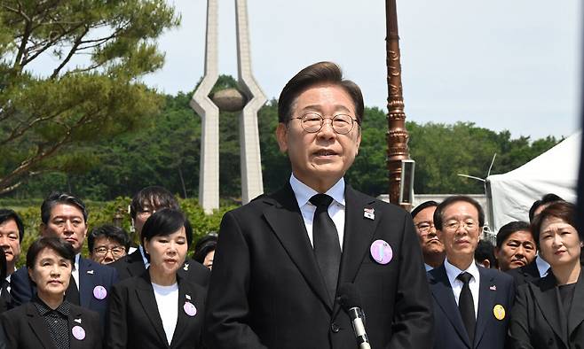이재명 더불어민주당 대통령 후보가 18일 광주 북구 국립5·18민주묘지에서 열린 '제45주기 5·18 민주화운동기념식'에 참석한 뒤 취재진의 질의에 답하고 있다. 뉴스1