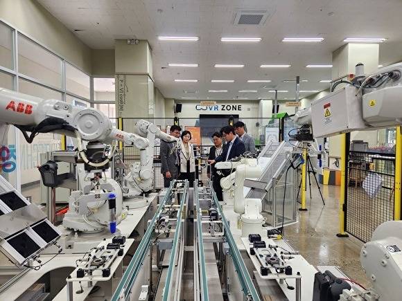 광주시교육청이 한국폴리텍대학교 광주캠퍼스을 방문, 스마트팩토리 과정 현장을 점검하고 있다.  광주시교육청