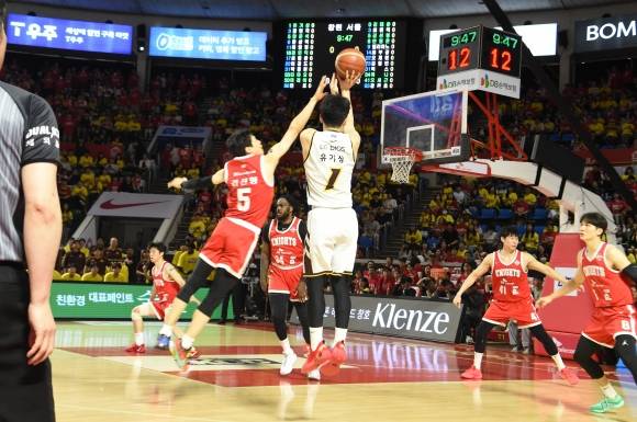 창원 LG 유기상이 17일 서울 잠실학생체육관에서 열린 2024~25 프로농구 챔피언결정전 최종 7차전 서울 SK와의 원정 경기에서 슛하고 있다. KBL 제공